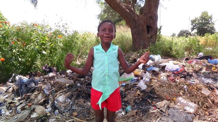 Un niño habla de la necesidad de cuidar el medio ambiente