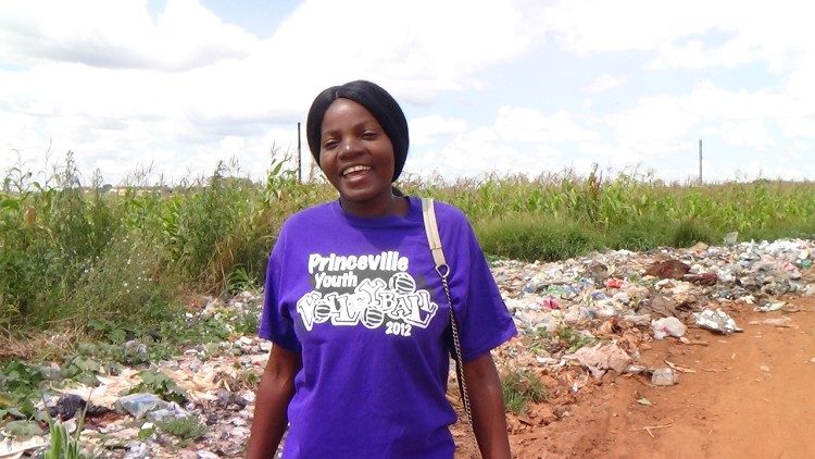 Una mujer critica la basura acumulada en las calles de Budiriro
