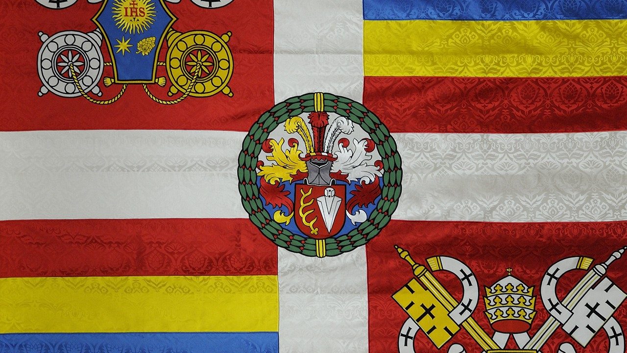 La Corona Nella Bandiera Pontificia