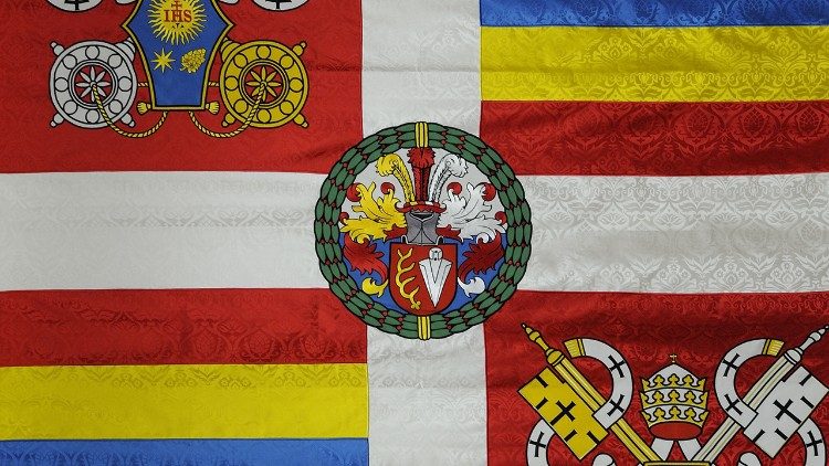 Bandeira da Guarda Suíça Pontifícia com o brasão da família do atual comandante Coronel Christoph Graf