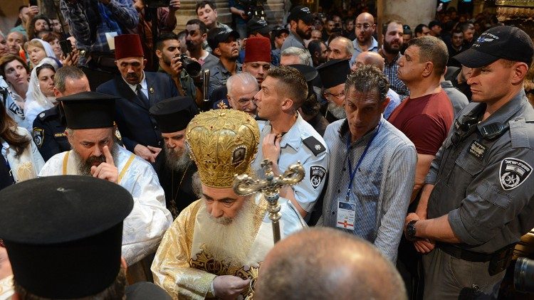 Il patriarca Theophilos III fa il suo ingresso nella Basilica del Santo Sepolcro , per il rito del Fuoco Sacro