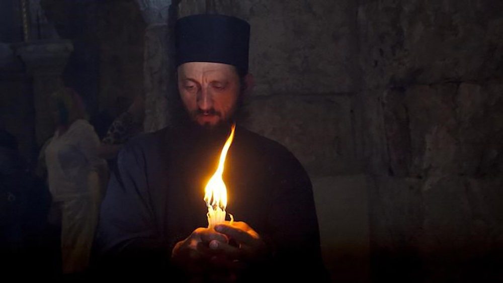 Un prtre orthodoxe avec le Feu sacr