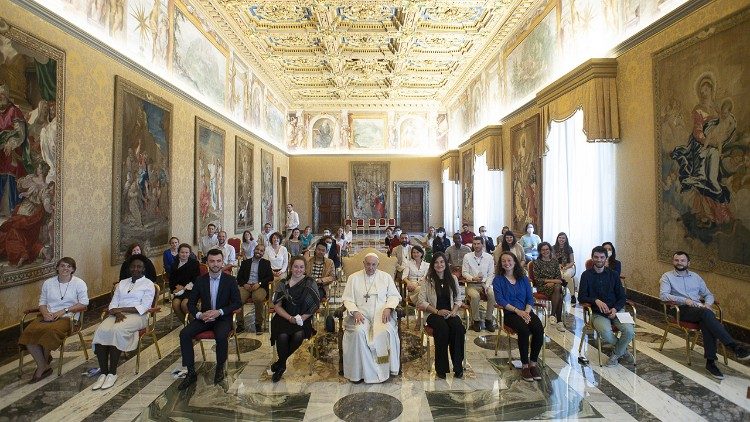 Ferenc pápa a Chemin Neuf Közösség tagjaival