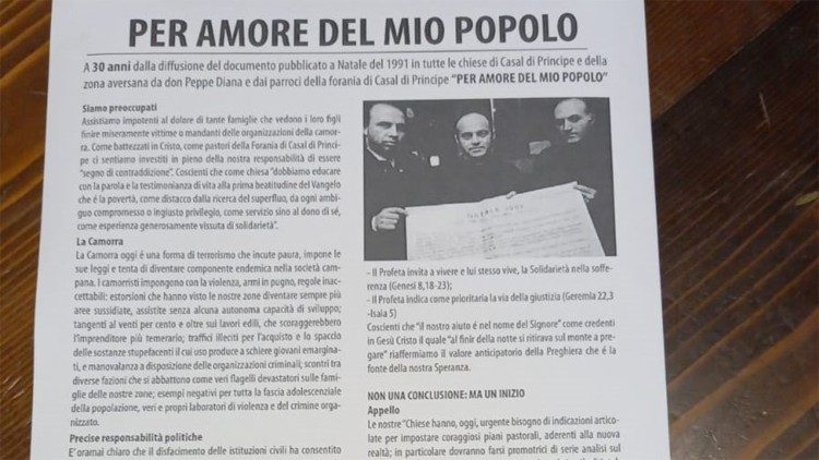 Il manifesto "Per amore del mio popolo". Nella foto, il primo a sinistra è don Diana, al centro don Aversano. Foto. Augusto Di Meo