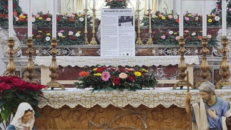Il manifesto "per amore del mio popolo" sopra l'altare in una chiesa della Forania di Casal di Principe