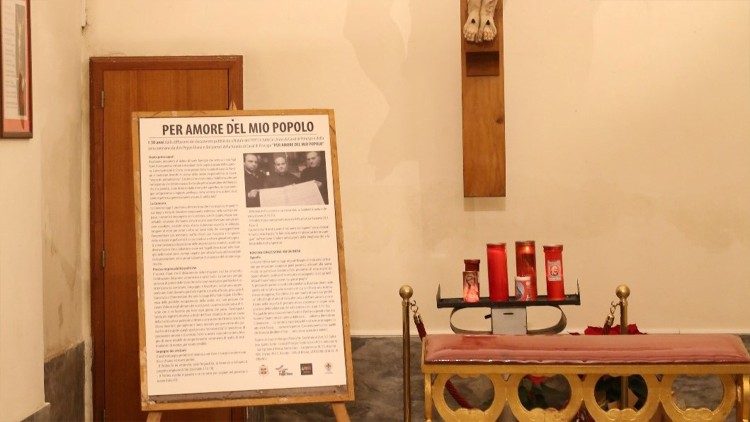 Il manifesto del documento "Per amore del mio popolo" sotto il crocifisso in un'altra chiesa della Forania di Casal di Principe, diocesi di Aversa