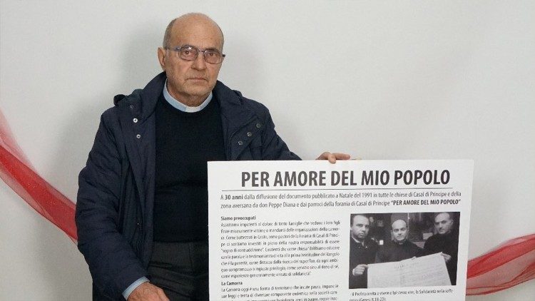 Don Carlo Aversano con la copia del documento "Per amore del mio popolo". Foto: Augusto Di Meo