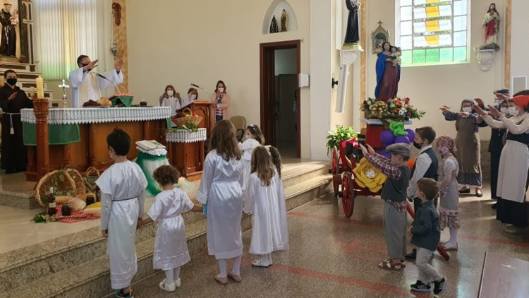 Momento da bênção na Igreja de São Gotardo, em Flores da Cunha (Foto: Bárbara Sandi)