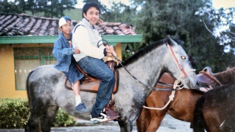 Andy e Mauricio a cavallo in campagna, in una "finca" a 50 km da Medellin