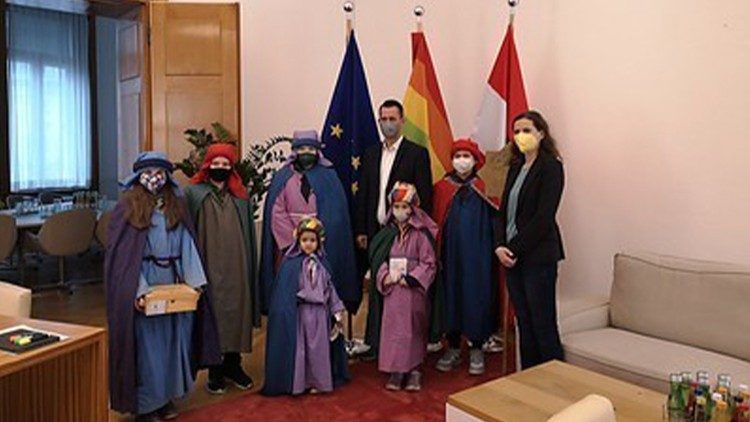 Sternsingergruppe aus der Wiener Pfarre Alservorstadt bei Gesundheitsminister Wolfgang Mückstein