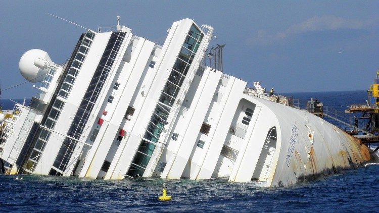 La nave Costa Concordia, naufragata davanti all'Isola del Giglio il 13 gennaio del 2012 (foto d'archivio)