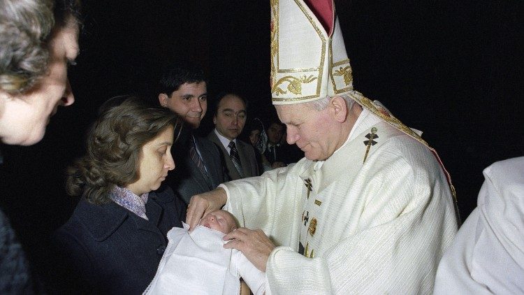 Papst Johannes Paul II. 1981 bei einer Taufe zum Fest Taufe des Herrn 