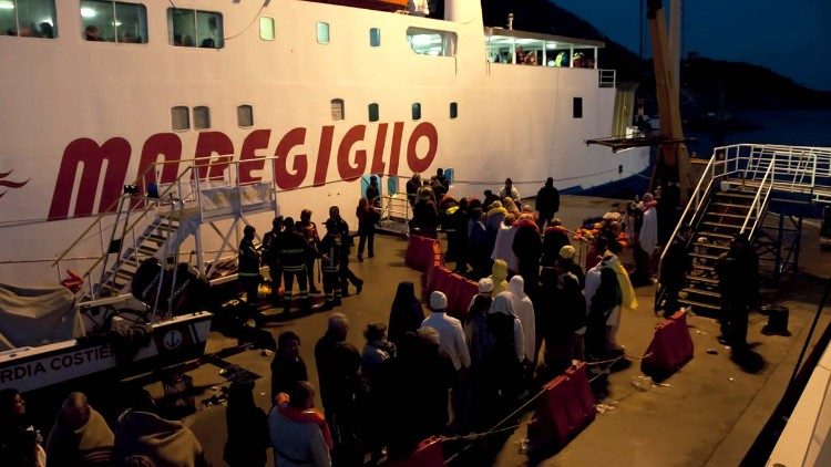 Naufraghi della Costa Concordia in attesa di lasciare l'Isola a bordo di un traghetto (Rvongher, CC BY-SA 3.0 https://creativecommons.org/licenses/by-sa/3.0 via Wikimedia Commons).
