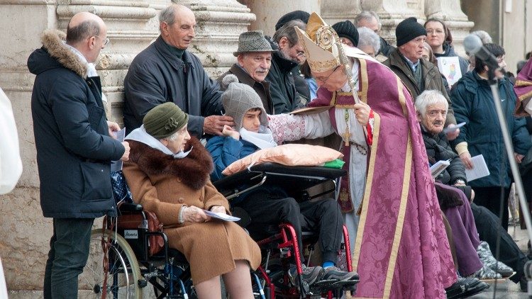 Monsignor Camisasca con anziani e malati