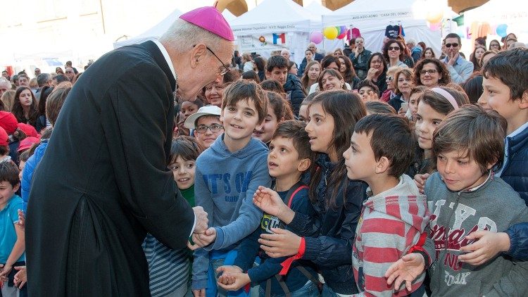 Monsignor Camisasca tra i bambini della sua diocesi 