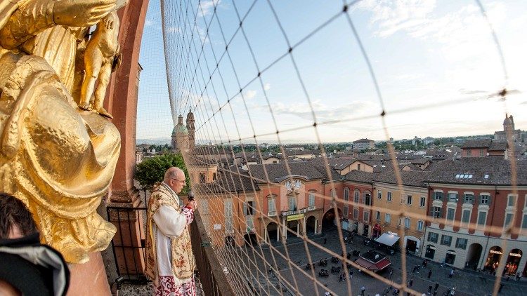 Monsignor Camisasca parla a Reggio Emilia dalla cattedrale