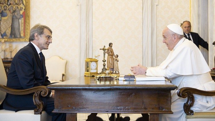 Ferenc pápa 2021 nyarán David Sassolival a Vatikánban