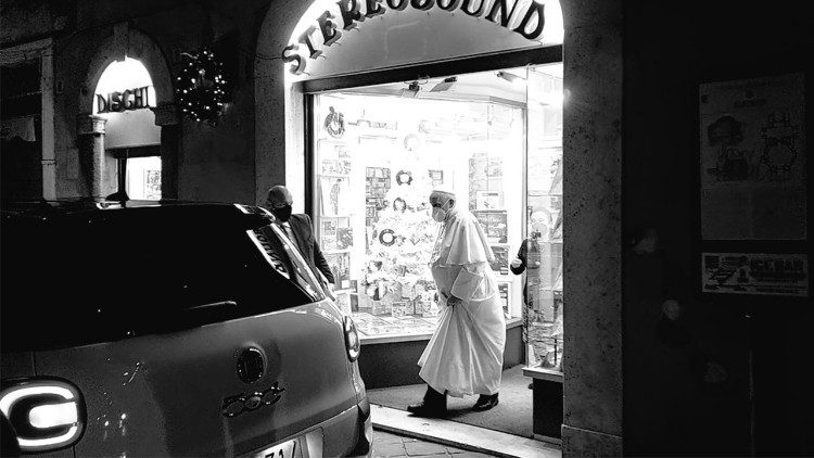 Papa Francisc, într-un magazin de discuri din centrul istoric al Romei.