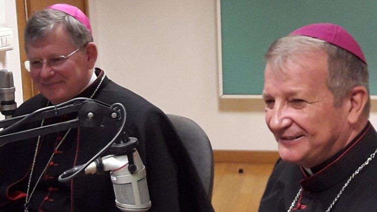 Mons. Jaime Spengler  y Mons. Mario Antonio Silva de la directiva de la CNBB Brasil en los estudios de Radio vaticano- Vatican News