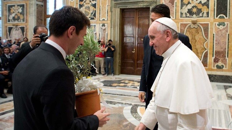 Lionel Messi und Papst Franziskus bei einer Audienz am 13. Januar 2022