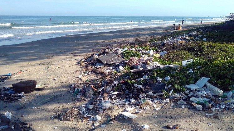 Jedes Jahr enden einem Bericht zufolge etwa 34 Tonnen Plastikmüll im italienischen Mittelmeer