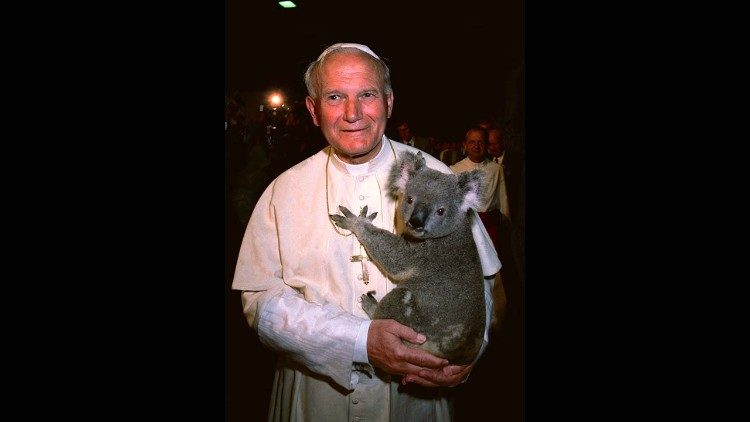 San Juan Pablo II sostiene un koala en sus brazos (25 de noviembre de 1986)