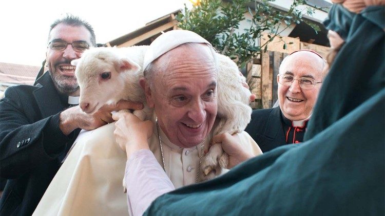 Papa Francesco in visita al presepe vivente nella parrocchia di Sant'Alfonso de Liguori a Roma il 6 gennaio 2014.