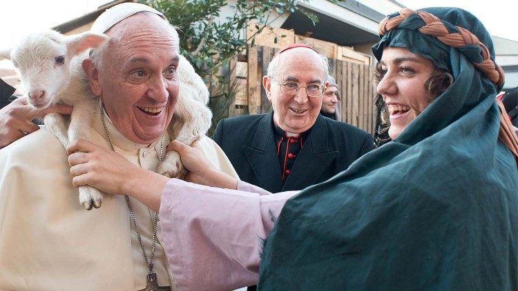 Papež František při návštěvě živého betléma ve farnosti sv. Alfonse z Liguori v Římě 6. ledna 2014