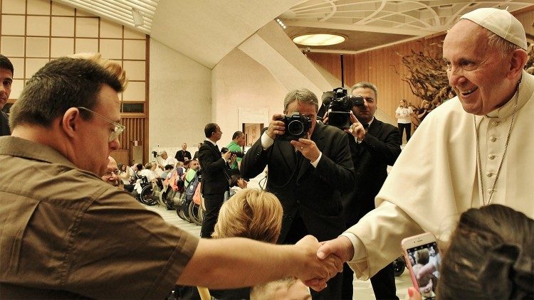 I ragazzi de " La locanda dei Girasoli" incontrano il Papa in Vaticano nel 2016