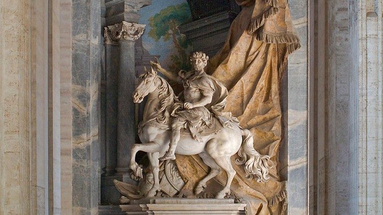 Statua equestre di Carlo Magno nel portico della Basilica di San Pietro.