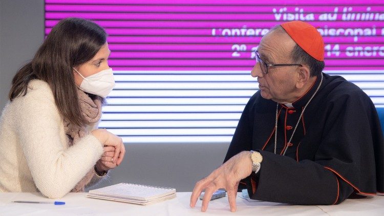 Il cardinale Juan José Omella, arcivescovo metropolita di Barcellona e presidente della Conferenza episcopale spagnola, con la giornalista Rocio Lancho Garcia della redazione spagnola de L'Osservatore Romano.
