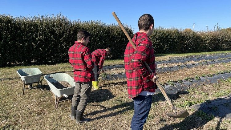 Prima di seminare, i ragazzi preparano il terreno