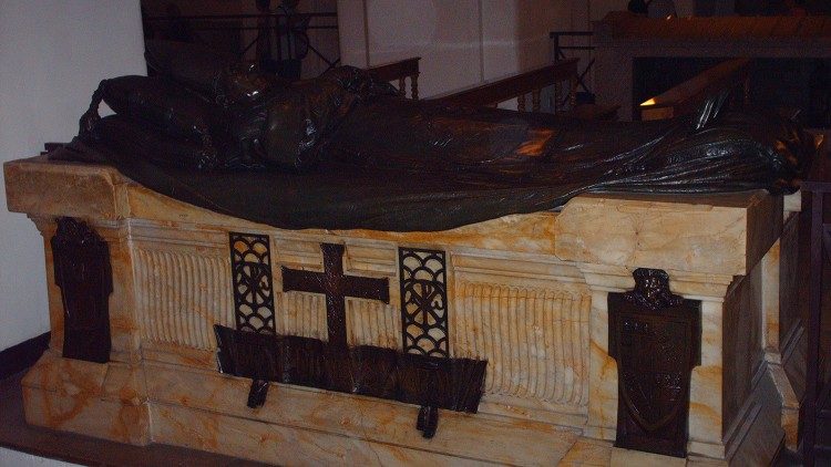 Tumba de Benedicto XV en las grutas vaticanas