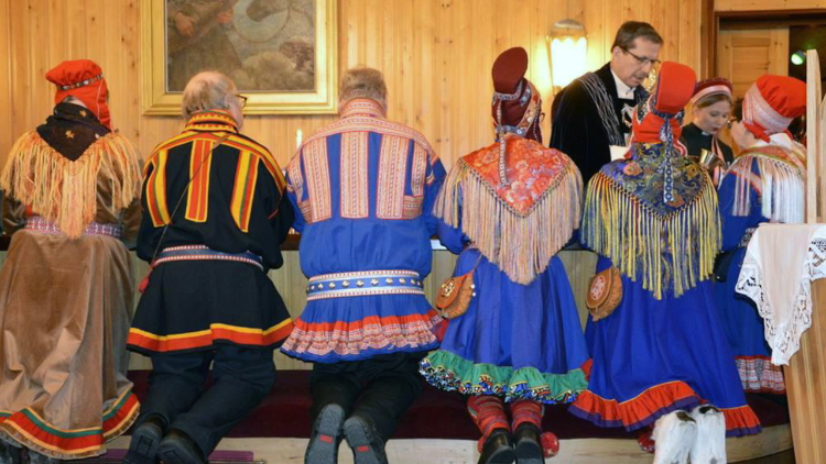 Celebração com o bispo Jukka Keskitalo, a pastora Mari Valjakka e alguns fiéis sami
