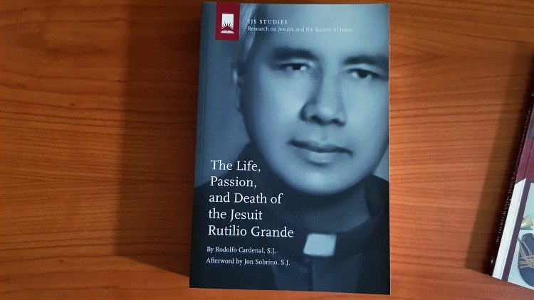 La copertina del libro di Cardenal “Vida, pasión y muerte del jesuita Rutilio Grande” (2016)
