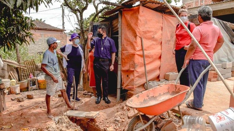 Comunidades atingidas na Bahia e em Minas Gerais se deparam com os estragos causados e iniciam a reconstrução de suas vidas. 