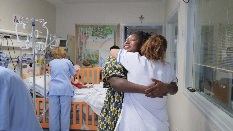 L'abbraccio tra una mamma e un'infermiera all'Ospedale Bambino Gesù