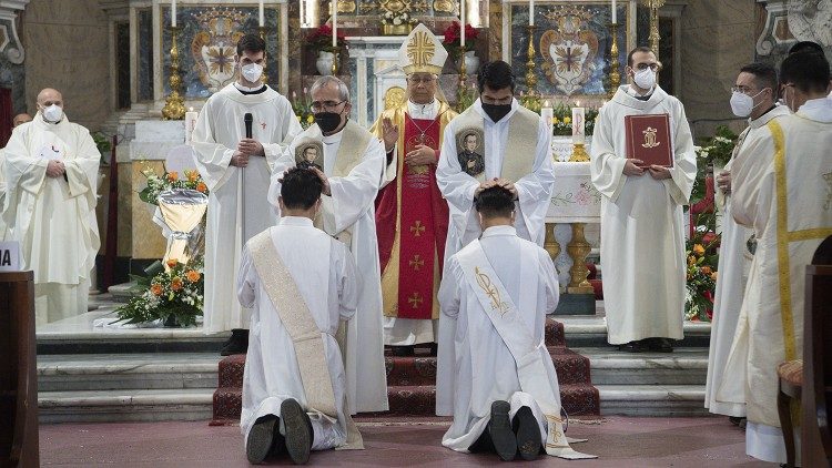 Arkivysk. Lazarus Yuo Heung sik suteikia kunigystės šventimus Romoje, 2022 m. sausio 22 d.