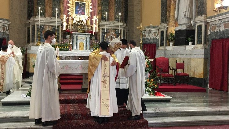 L'abbraccio tra monsignor Lazzaro e uno dei nuovi presbiteri