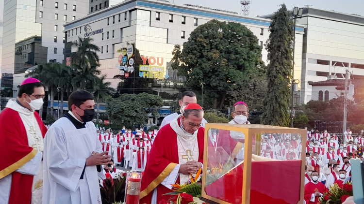 Il cardinale Rosa Chavez che ha presieduto la Messa di beatificazione 