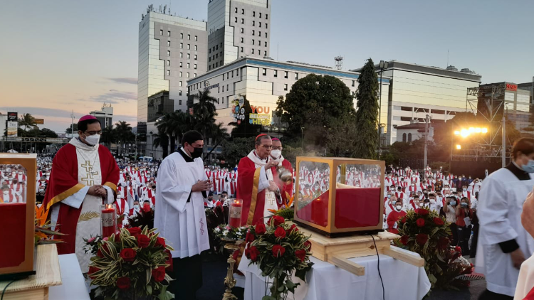 El Cardenal Gregorio Rosa Chávez en oración ante las reliquias de los mártires