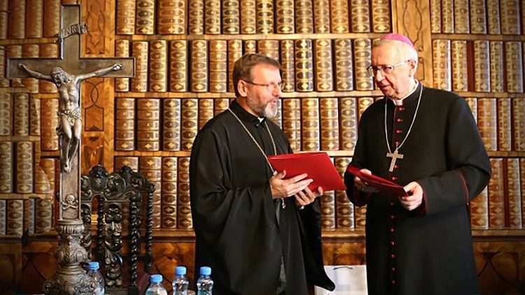 Arcibiskup Svatoslav Ševčuk, hlava řeckokatolické ukrajinské církve, a arcibiskup Stanislaw Gądecki, předseda Polské biskupské konference