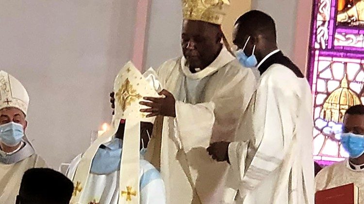 Ordenação episcopal de D. António Lungueiki Pedro Bengui, Bispo Auxiliar de Luanda (Angola)