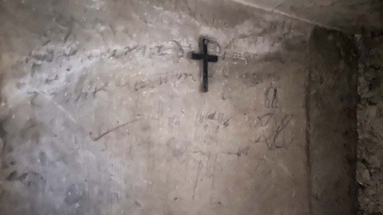 Un crocifisso appeso sul muro del cunicolo che dava riparo alle piccole bimbe ebree