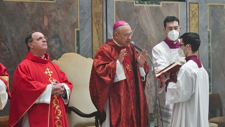 El arzobispo Edgar Peña Parra, sustituto para los Asuntos generales de la Secretaría de Estado, durante la misa celebrada con motivo de la inauguración del año judicial del Tribunal de la Rota romana