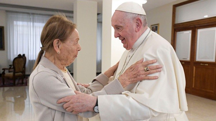 El Papa Francisco y Edith Bruck superviviente de Auschwitz