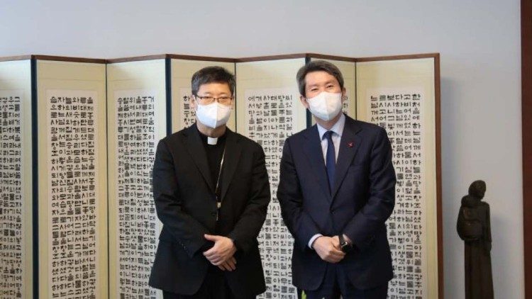 Monseñor Peter Chung Soon-taick y el ministro coreano Lee In-young