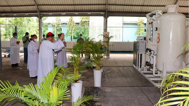Cardinal Bo inaugurates an oxygen plant for Covid-19 patients.