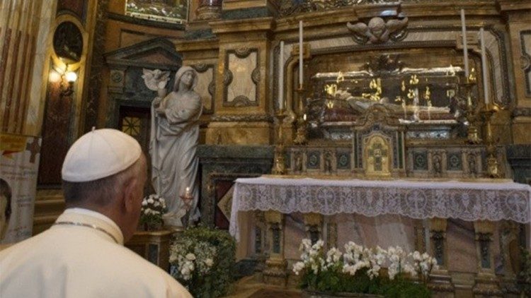 Papa Francesco nella Basilica di Maria Ausiliatrice a Torino (21 giugno 2015).
