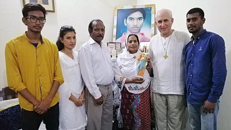 The family of Servant of God Akash Bashir, along with a priest.